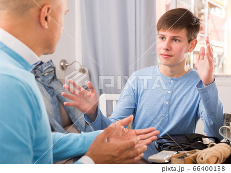 Father and son spending time at home 66400138