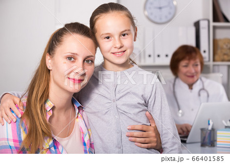 Little girl and mother with mature medical worker 66401585