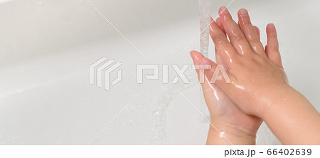 手を洗う子供 66402639
