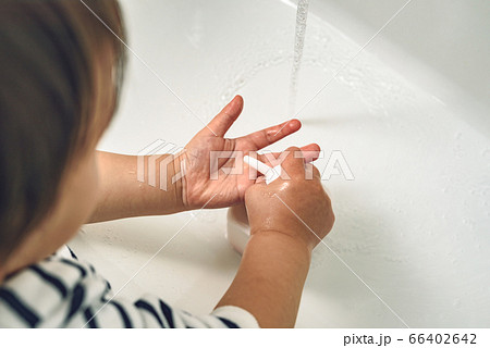 手を洗う子供 手を洗う子供 66402642