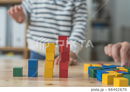 積み木で游ぶ子供 66402670