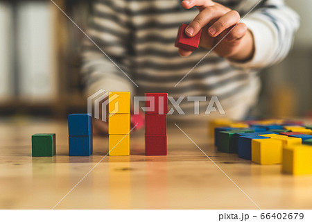 積み木で游ぶ子供 66402679