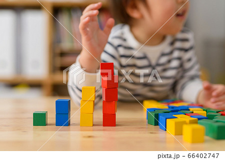 積み木で游ぶ子供 66402747