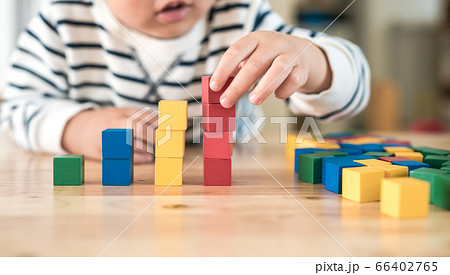 積み木で游ぶ子供 積み木で游ぶ子供 66402765