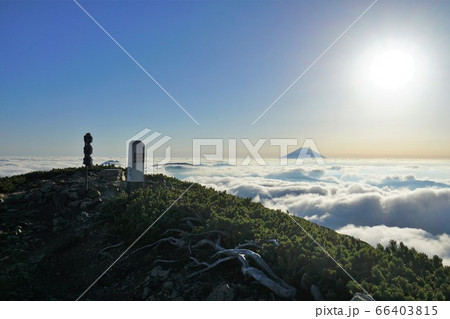 上河内岳の山頂標柱と雲海 上河内岳の山頂標柱と雲海 66403815