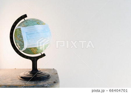 Globe with face mask 66404701