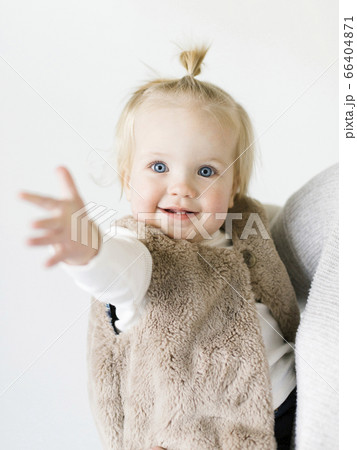 Portrait of blond girl (2-3) 66404871