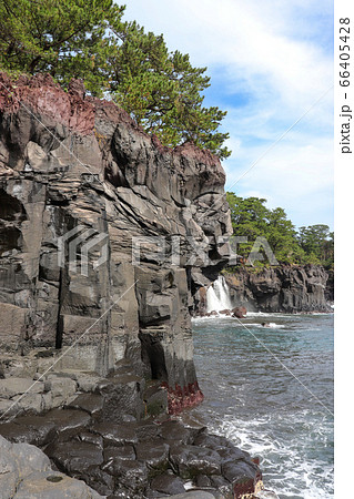 城ヶ崎海岸の対島の滝（静岡県伊東市） 66405428