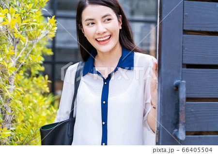 若い 女性 OL 会社員 通勤 出かける 笑顔 人物 素材 若い 女性 OL 会社員 通勤 出かける 笑顔 人物 素材 66405504