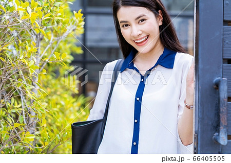 若い 女性 OL 会社員 通勤 出かける 笑顔 人物 素材 若い 女性 OL 会社員 通勤 出かける 笑顔 人物 素材 66405505