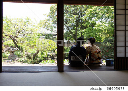 大原邸の庭園を眺める観光客 66405973