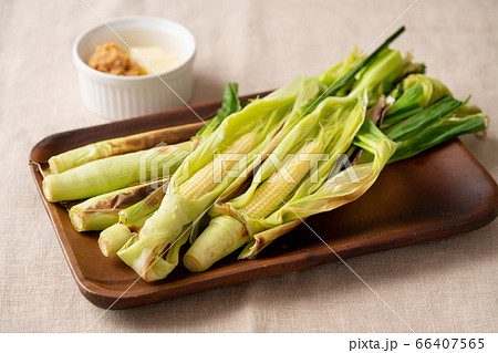 皮付き焼きヤングコーン 味噌バター添えの写真素材