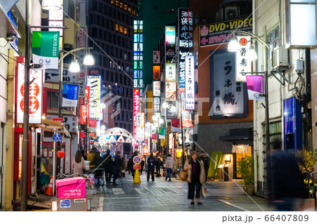 東京 夜の池袋西一番街 66407809