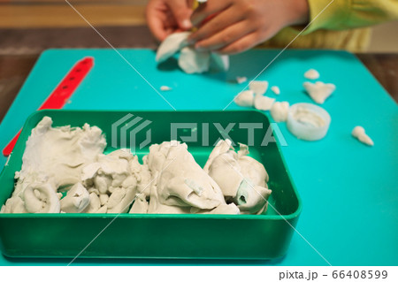 ねんどで遊ぶ女の子のイメージ 66408599