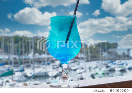 晴れのヨットハーバーサイドのオープンカフェで飲むソーダ水 66409200