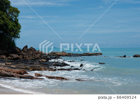 Wave crashing on the rocky reef 66409524
