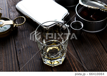 アウトドアで飲むウイスキー アウトドアで飲むウイスキー 66410064