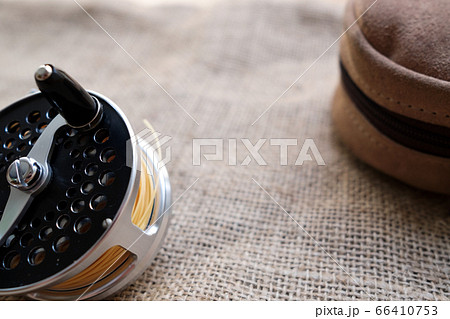 オールドタックルのフライフィッシングのリールとリールケース 66410753