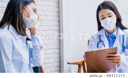 女医 不安 患者 対して カウンセリング 実施 人物 素材 女医 不安 患者 対して カウンセリング 実施 人物 素材 66411153
