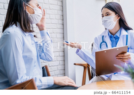 女医　不安　患者　対して　カウンセリング　実施　人物　素材 66411154