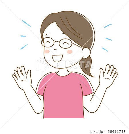 笑顔で両手を広げる眼鏡の女性 66411753