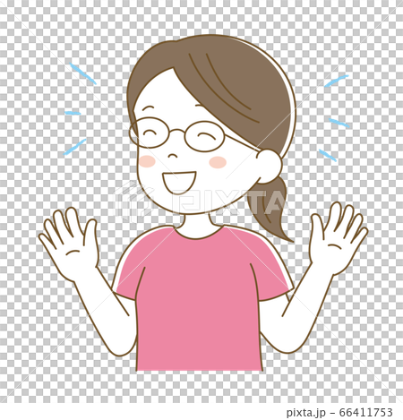 笑顔で両手を広げる眼鏡の女性 66411753
