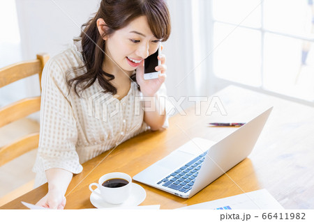 明るい室内でデスクワークをする女性(通話中) 明るい室内でデスクワークをする女性(通話中) 66411982