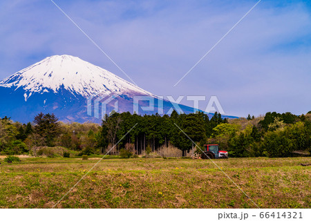 （静岡県）富士山　田植の頃 66414321