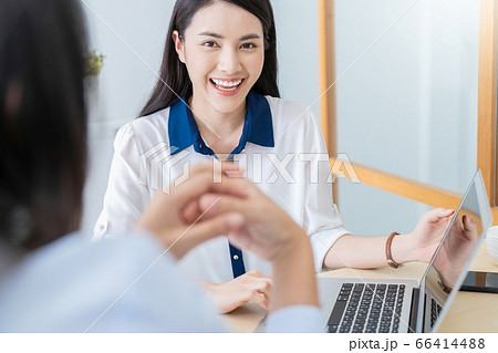 女性　会社員　同僚　上司　説明　資料　ビジネスシーン　人物　素材 66414488