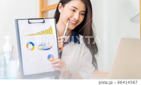 美人　女性　会社員　笑顔　オフィス　ビジネスシーン　人物　素材 66414567