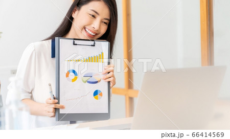 美人　女性　会社員　笑顔　オフィス　ビジネスシーン　人物　素材 66414569
