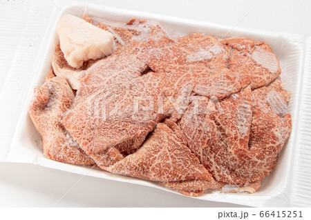 保存のため冷凍された牛肉。(白バック) 66415251