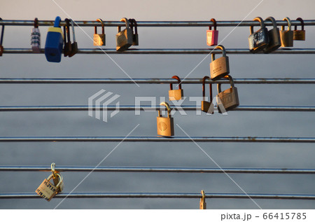 大分県佐伯市・鶴御崎の「幸せの鐘」の南京錠 大分県佐伯市・鶴御崎の「幸せの鐘」の南京錠 66415785