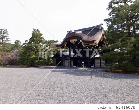 【京都】春の京都御所(建春門前) 【京都】春の京都御所(建春門前) 66416079