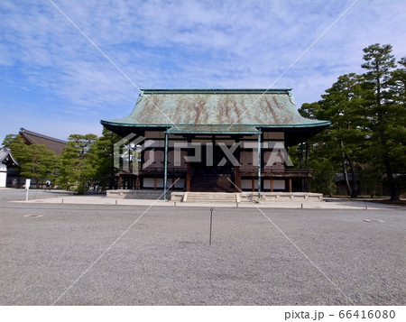 【京都】春の京都御所（春興殿前） 66416080