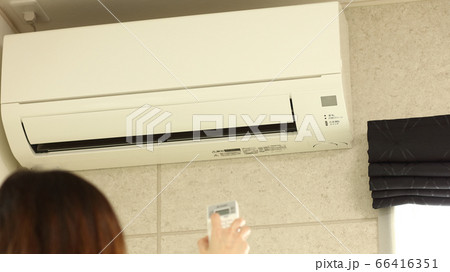 新築住宅のエアコンをつける女性（ボケ有） 66416351
