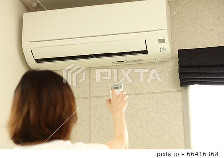新築住宅のエアコンをつける女性(ボケ有) 新築住宅のエアコンをつける女性(ボケ有) 66416368