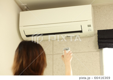 新築住宅のエアコンをつける女性(ボケ有) 新築住宅のエアコンをつける女性(ボケ有) 66416369