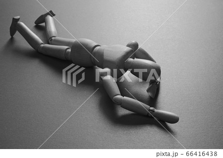 うつ伏せに倒れたモデル人形【モノクローム】 66416438