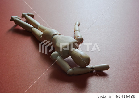 うつ伏せに倒れたモデル人形【赤背景】 うつ伏せに倒れたモデル人形【赤背景】 66416439