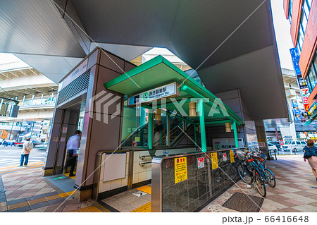 日本の東京都市景観 東京メトロ・ 西日暮里駅(出入口)などを望む 日本の東京都市景観 東京メトロ・ 西日暮里駅(出入口)などを望む 66416648