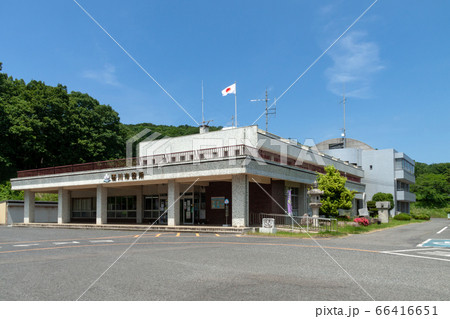 青空を背に国旗はためく桜川市役所庁舎 青空を背に国旗はためく桜川市役所庁舎 66416651