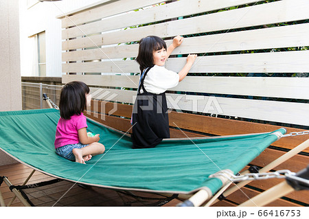 ハンモックでくつろぐ子供 ハンモックでくつろぐ子供 66416753