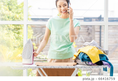 若い 主婦 女性 携帯 電話 通話 ながら アイロン 家事 やりこなす 人物 素材 若い 主婦 女性 携帯 電話 通話 ながら アイロン 家事 やりこなす 人物 素材 66416759