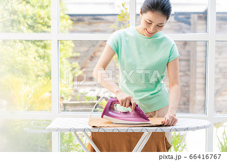 若い 主婦 女性 アイロン 家事 やりこなす 人物 素材 若い 主婦 女性 アイロン 家事 やりこなす 人物 素材 66416767