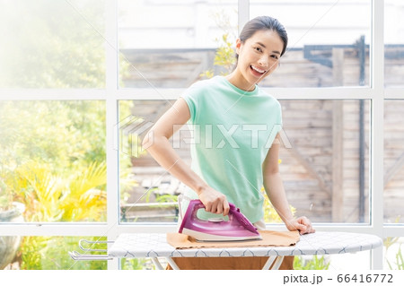 若い 主婦 女性 アイロン 家事 やりこなす 人物 素材 若い 主婦 女性 アイロン 家事 やりこなす 人物 素材 66416772