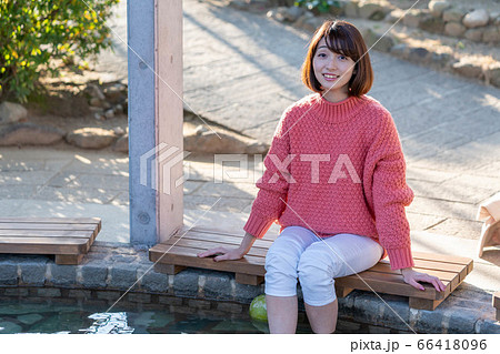 女子旅で足湯に入る女性 【1月】【撮影協力 鬼石坊主地獄】 66418096