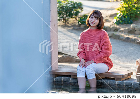 女子旅で足湯に入る女性 【1月】【撮影協力 鬼石坊主地獄】 女子旅で足湯に入る女性 【1月】【撮影協力 鬼石坊主地獄】 66418098