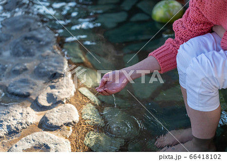 女子旅で足湯のお湯を掬う女性 【1月】【撮影協力 鬼石坊主地獄】 女子旅で足湯のお湯を掬う女性 【1月】【撮影協力 鬼石坊主地獄】 66418102