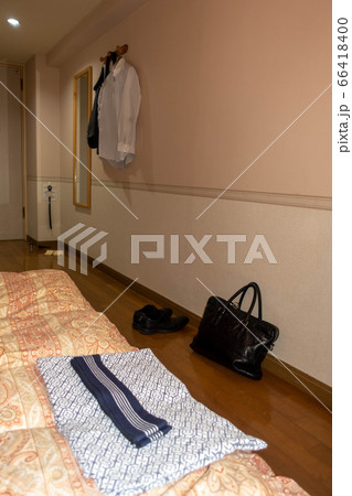 ビジネスホテル　寝室　到着　出張　浴衣　前泊　チェックイン　お疲れ 66418400